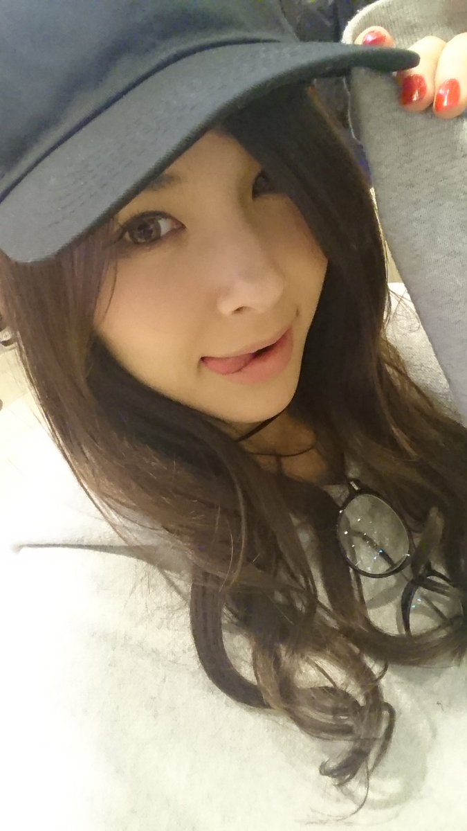 ドMとして調教されている女の子のAVエロ画像！！制服で雑に挿入されるバイブや、体に落書きされる女の子が抜ける