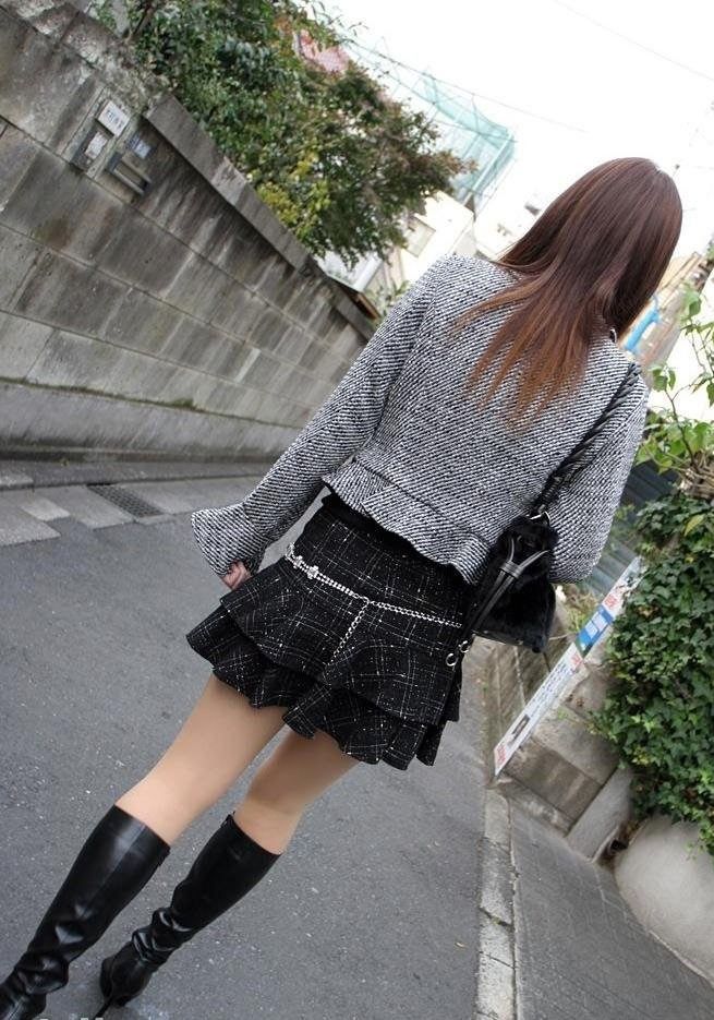 ロングブーツ履いてる女の子のエロ画像！！ブーツと美脚の組み合わせや、透けたストッキングから見える白い肌がたまりません