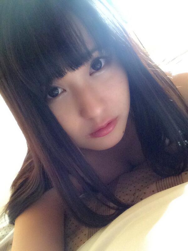 えっちでカワイイ女の子の抜ける画像！！顔を隠しておっぱいの谷間を見せてくれる制服のＪＫが好きすぎる