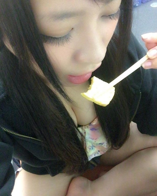 すけべな女の子の抜けるエロ画像！！Ｔバックのおしりと太もものラインがエロい！電マをパンツの中に突っ込んで自慰行為をするお姉さんがぬける