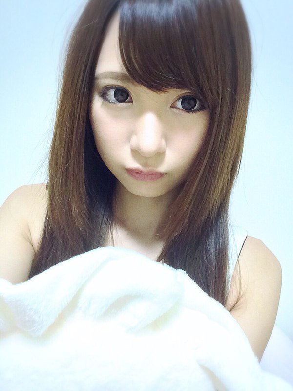 女の子がキモ男達とベロチューセックスしているAVエロ画像！！女子高生や美女もおっさんにハメられまくり