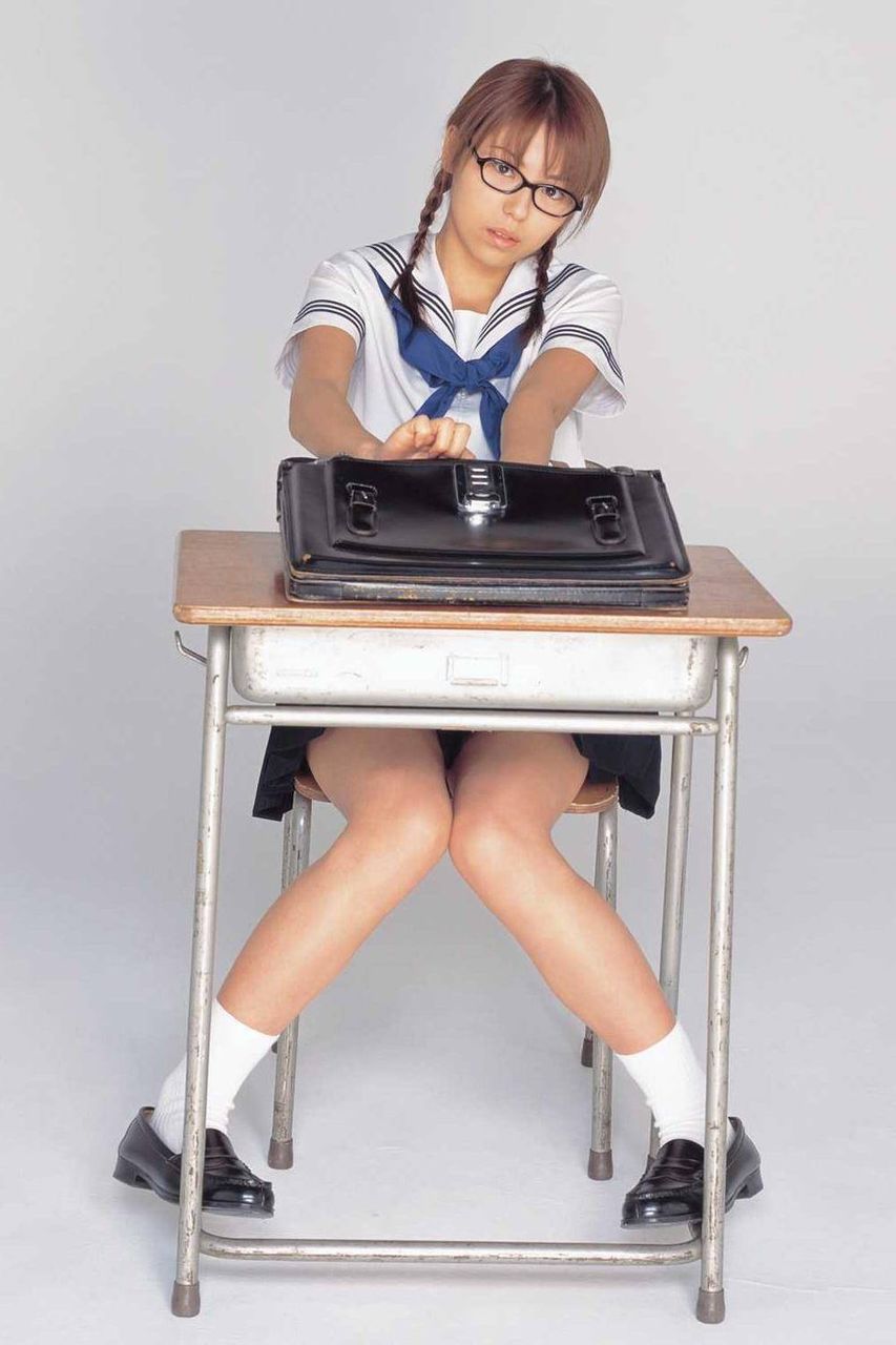 メガネの女の子のえっちな画像まとめ！！くびれのエロいコスプレ美女や、制服でオナニーするメガネＪＫがたまりません