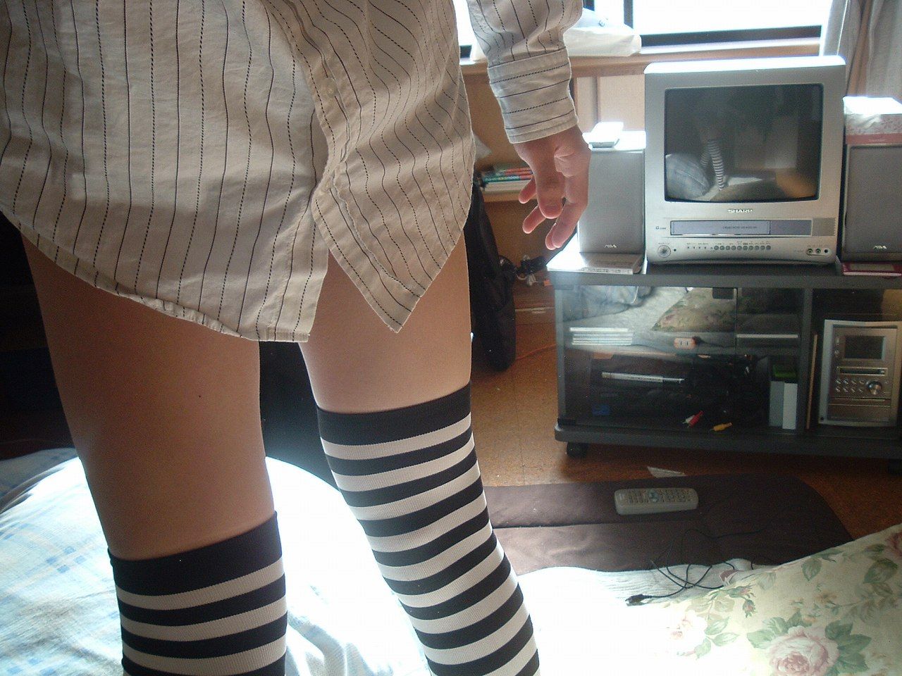 ニーハイの女の子のえっちな画像！！くびれがエロい美脚の女の子や、谷間を見せるメイド服の女の子がめちゃくちゃそそる