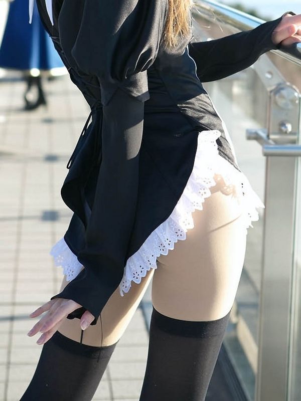 ニーソを履いた女の子のえっちな太もも画像！！下から撮られてパンチラしちゃってる女の子や、四つん這いでお尻を突き出す美女がそそる