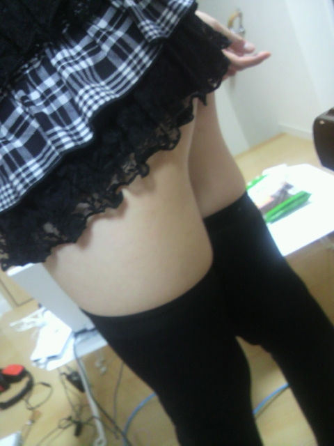 ニーソを履いた女の子のえっちな太もも画像！！下から撮られてパンチラしちゃってる女の子や、四つん這いでお尻を突き出す美女がそそる