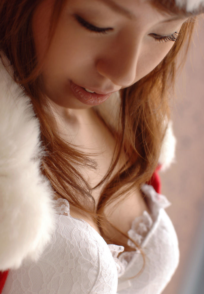 サンタの格好をした女の子のえっちな画像まとめ！！やわらかそうな色白おっぱいの谷間や、バックで突かれて気持ちよさそうなギャルが最高です