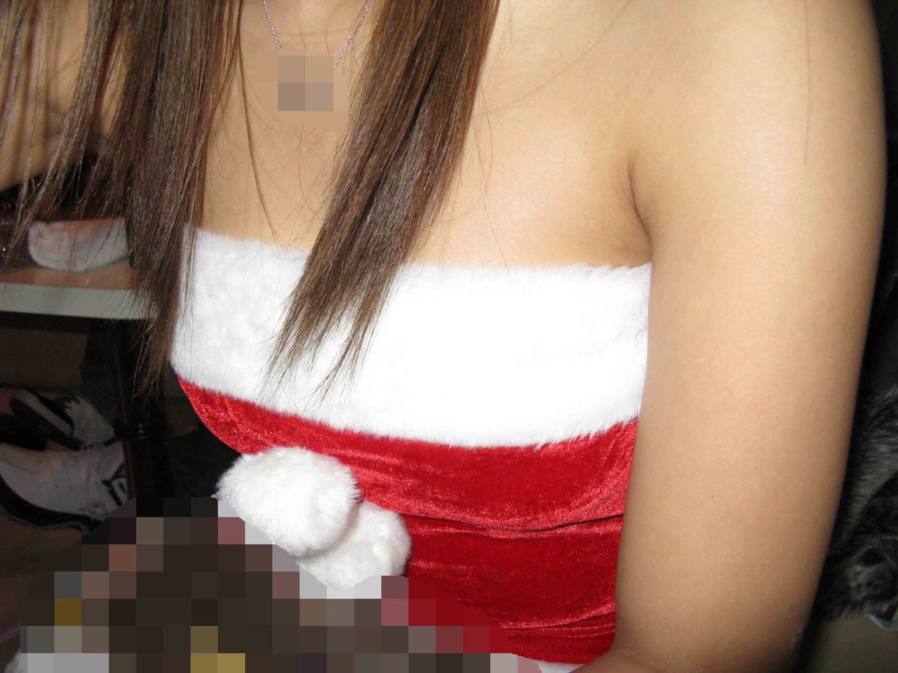 サンタの格好をした女の子のえっちな画像まとめ！！やわらかそうな色白おっぱいの谷間や、バックで突かれて気持ちよさそうなギャルが最高です