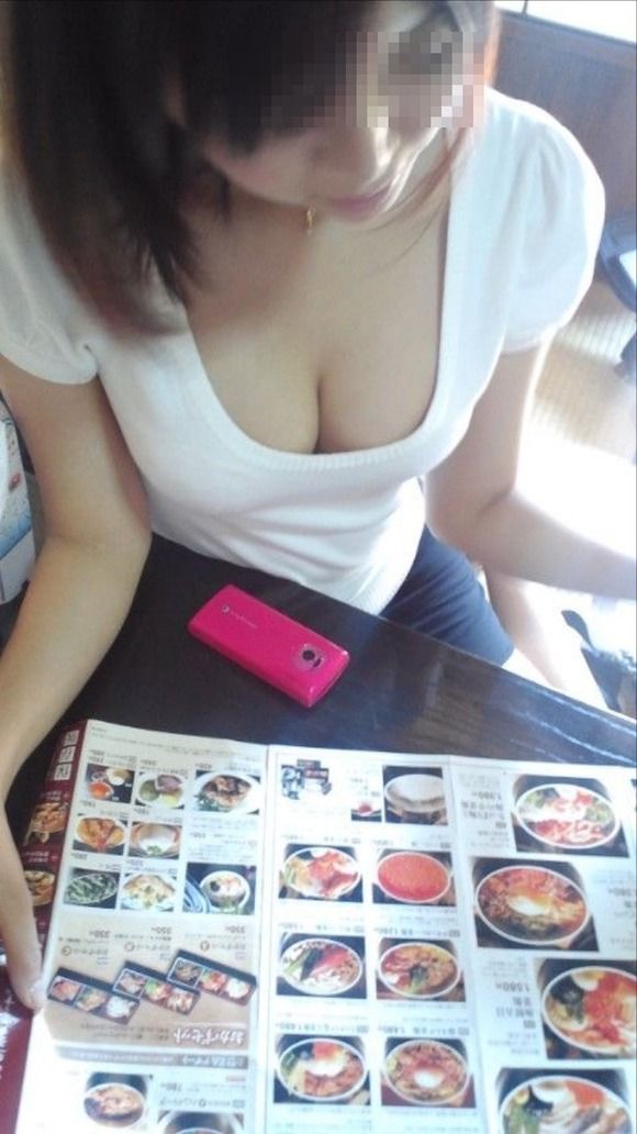 女の子のむちむちおっぱい谷間画像！！見えそうで見えない乳輪や、血管が透けた色白おっぱいがエロすぎる