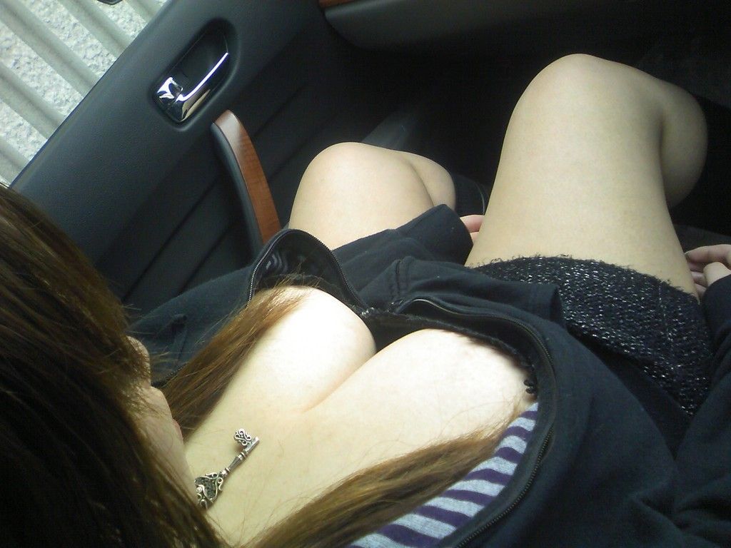 すけべな体の女の子のぬける画像！！ブラをずらして乳首を見せる美少女や、おっぱいにバイブをはさんだ女の子がエロすぎる