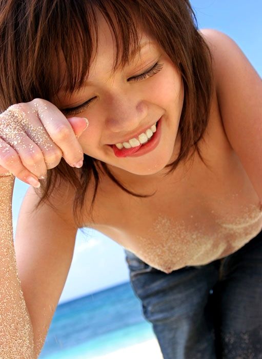 笑顔でおっぱいを見せちゃっている女の子のエロ画像！！海辺で砂まみれの乳首や、自分でおっぱいを揉むおねえさんがエロい