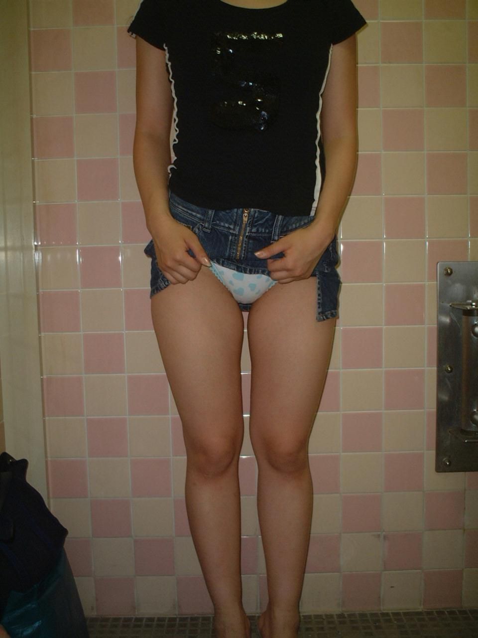 えろい女の子の抜けるエロ画像！！スカートを捲ってかわいいパンツを見せる女の子や、おっぱいにぶっかけられた美女が好きすぎる