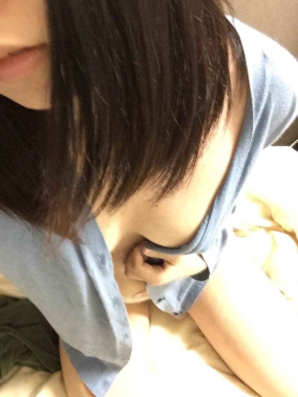 素人の女の子のおっぱいエロ画像まとめ！！やわらかそうな色白おっぱいの谷間や、小さい乳首の美巨乳のおっぱいが最高です
